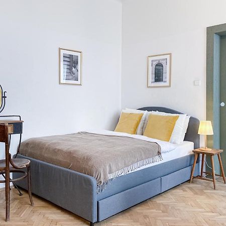 Turnkey I Vintage Terrace Apartment Prága Kültér fotó