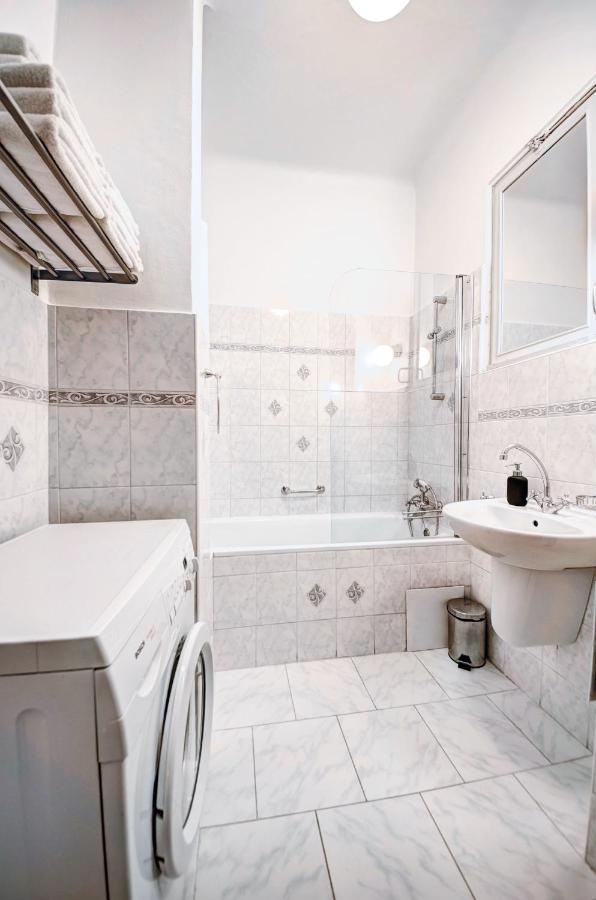 Turnkey I Vintage Terrace Apartment Prága Kültér fotó